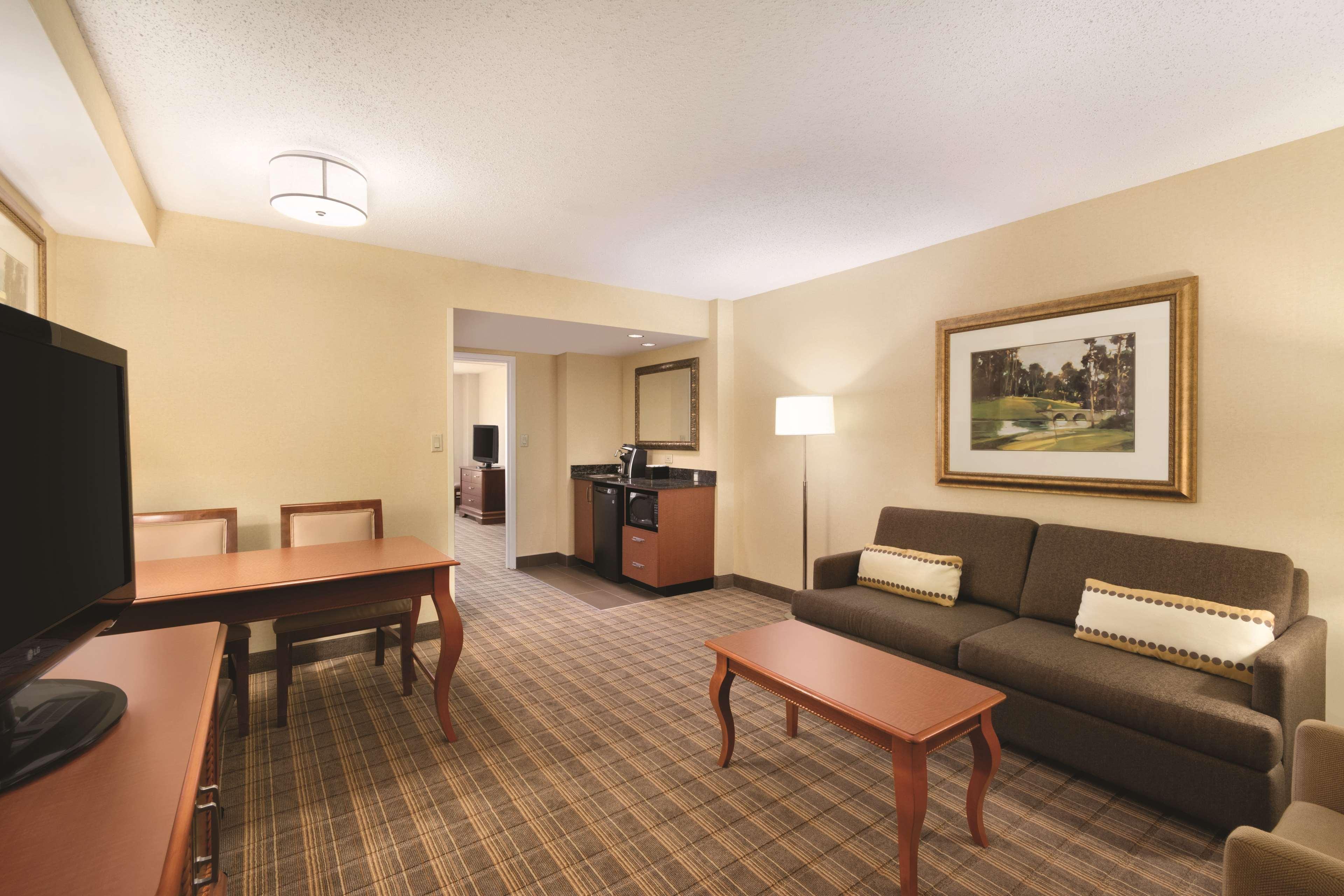 Embassy Suites Greenville Golf Resort & Conference Center Exterior foto