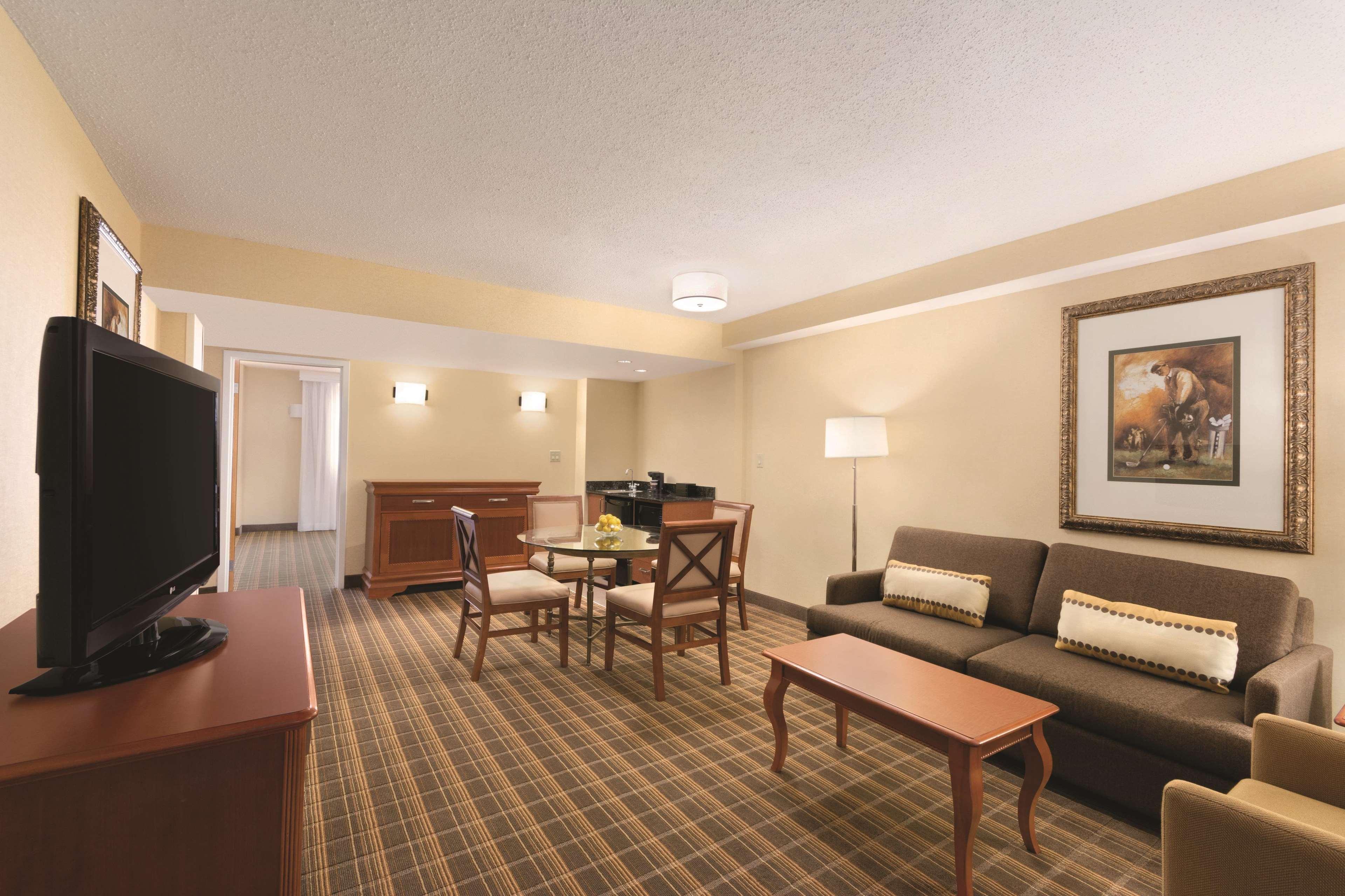 Embassy Suites Greenville Golf Resort & Conference Center Exterior foto